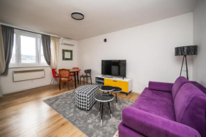 Bright and Colorful 1BDR Apartment in the City Center
